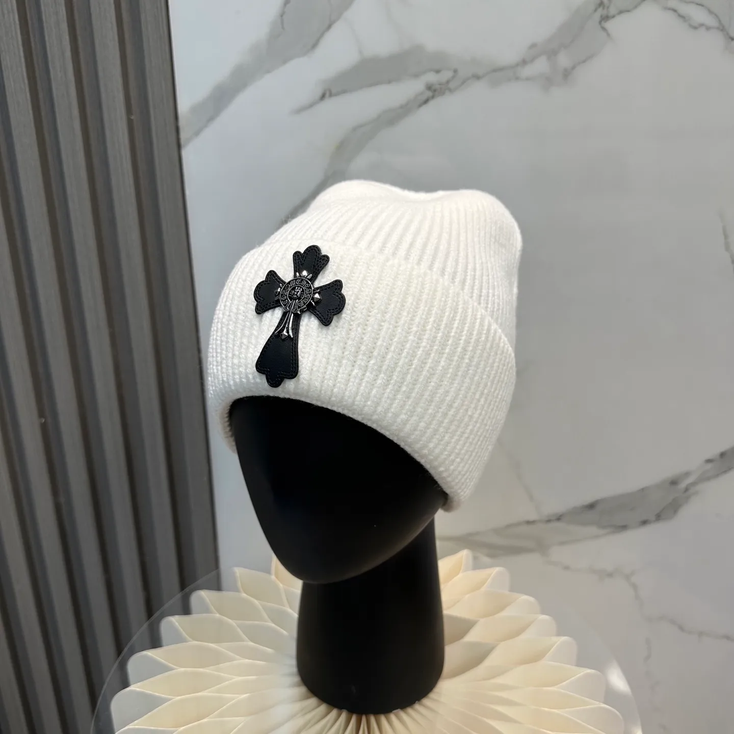 P46 🤍Chrome hearts new autumn and winter cross knitted hat🧶 One of the must-have hats in autumn and winter~ It really looks good on whoever wears it~, it is also a perfect match in black and white and gray in autumn~